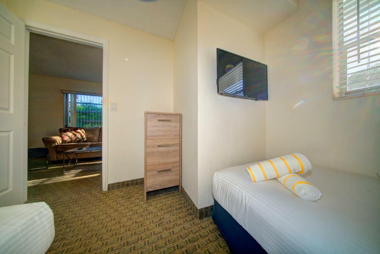 Club Lux Resort By The Beach Deerfield Beach Exterior photo